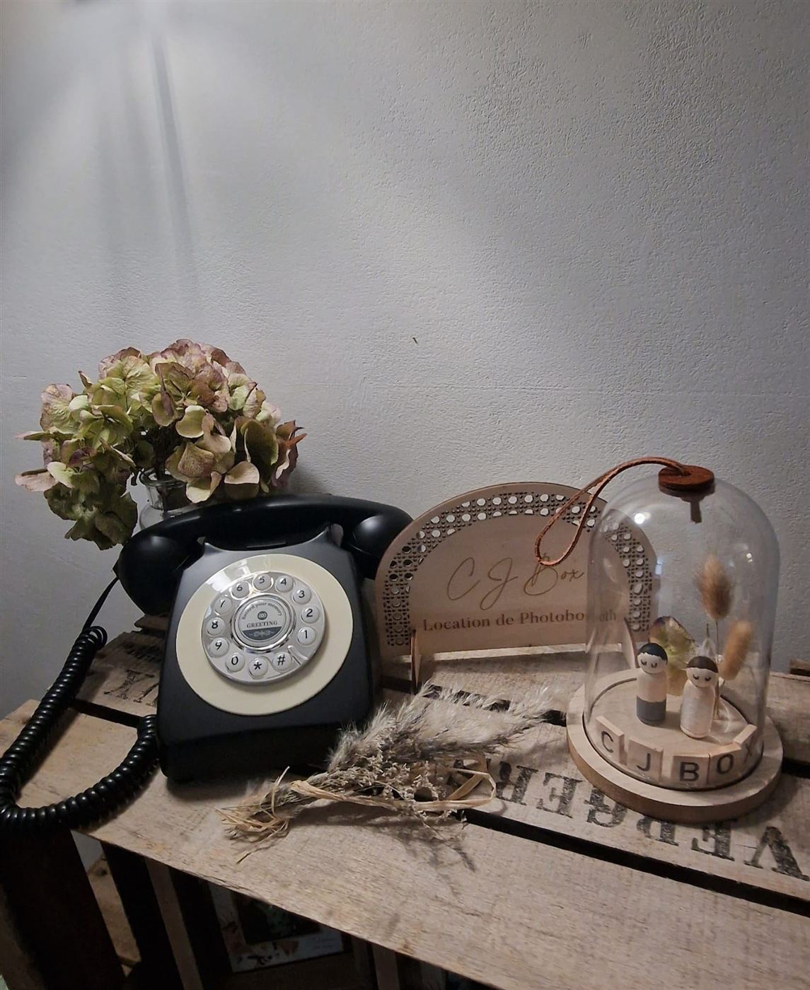 Téléphone livre d'or audio vintage sur une table décorée