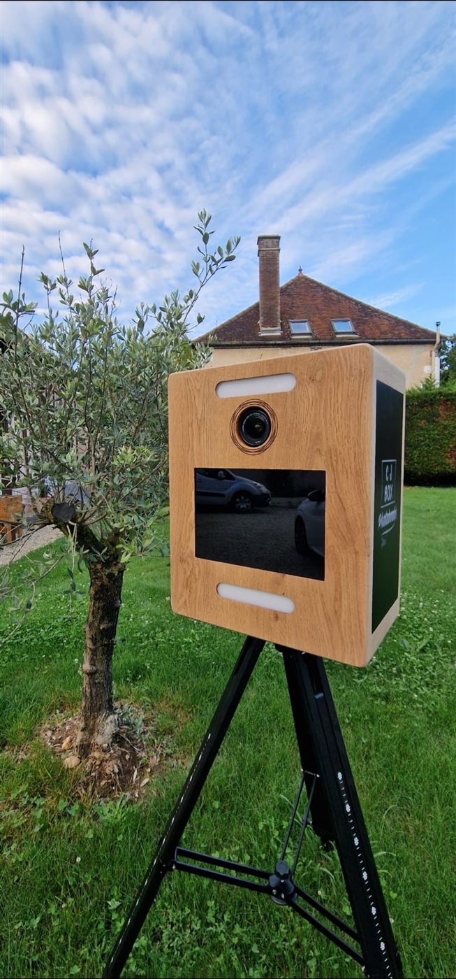 Borne photo CJ BOX installée dans un jardin