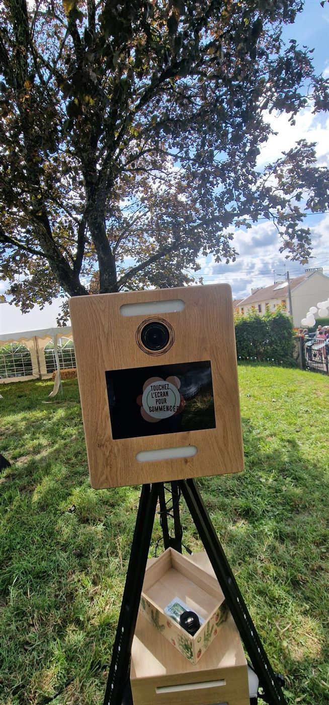 Borne photo en bois CJ BOX sur trépied, installée en extérieur