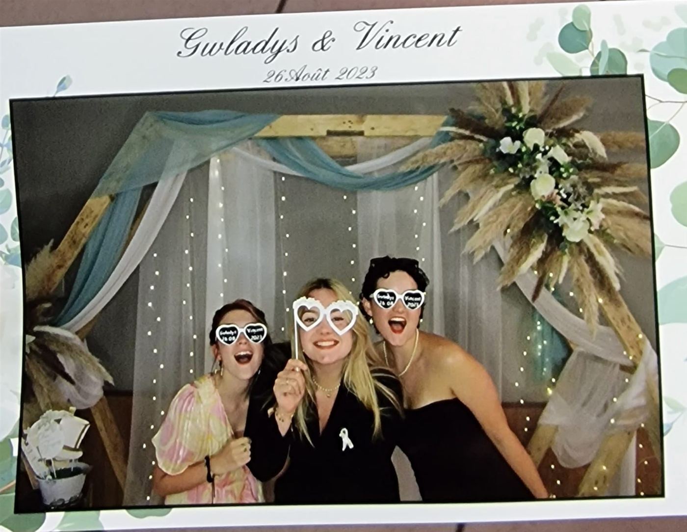 Tirage photobooth d'un mariage avec trois invitées et leurs lunettes fantaisie