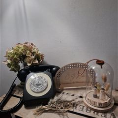 Téléphone livre d'or sous une décoration florale