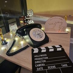 Téléphone livre d'or et clap de cinéma