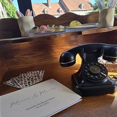 Téléphone livre d'or sur une table