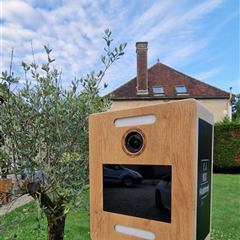 Borne photo en bois dans un jardin