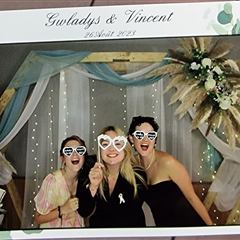 Tirage photobooth d'un mariage, trois invitées et lunettes fantaisie