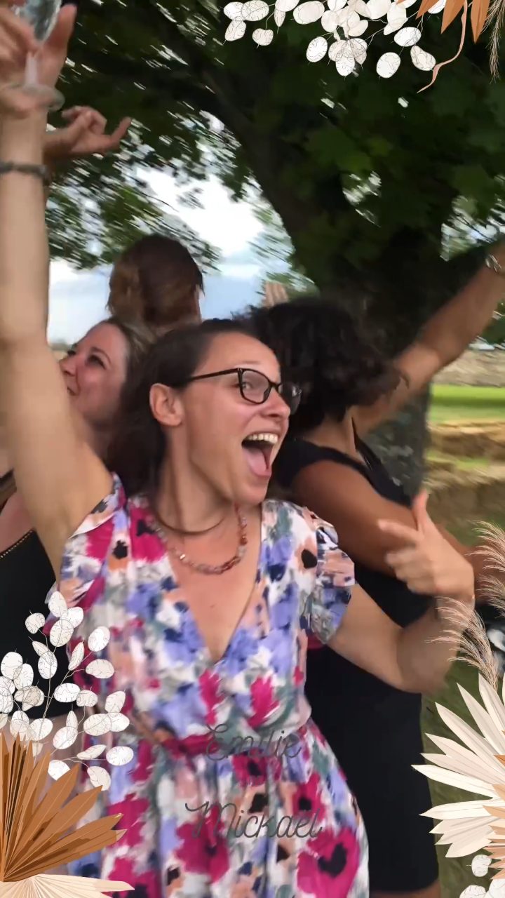 Vidéo 360° de convives qui dansent lors d'un mariage en extérieur